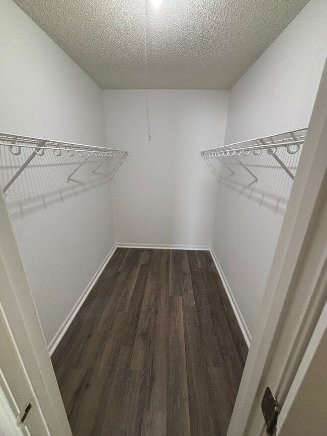 Building Photo - 2 Bedroom 1 bath Apartment