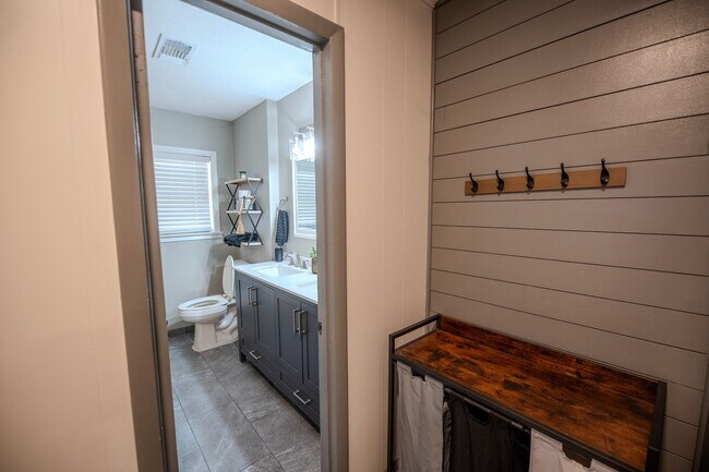 Building Photo - 505 Cypress Dr