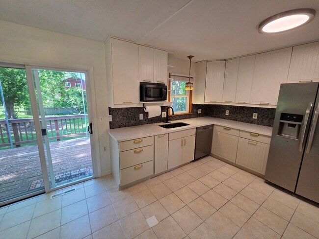 Building Photo - Renovated Beauty in Spring Lake Park