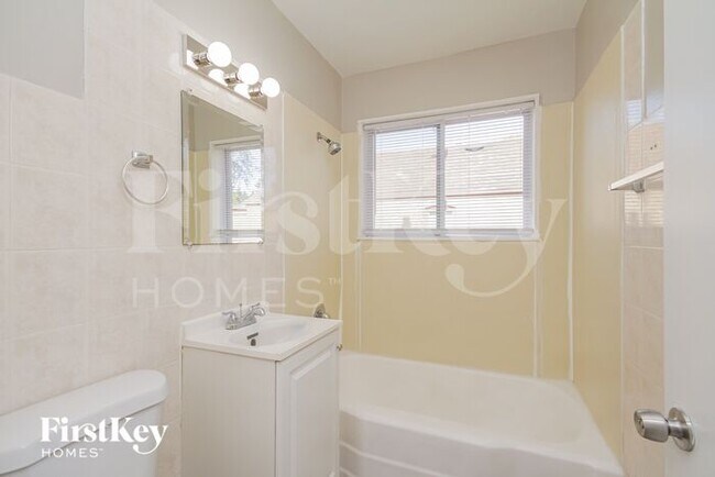 Building Photo - 8912 S Sacramento Ave