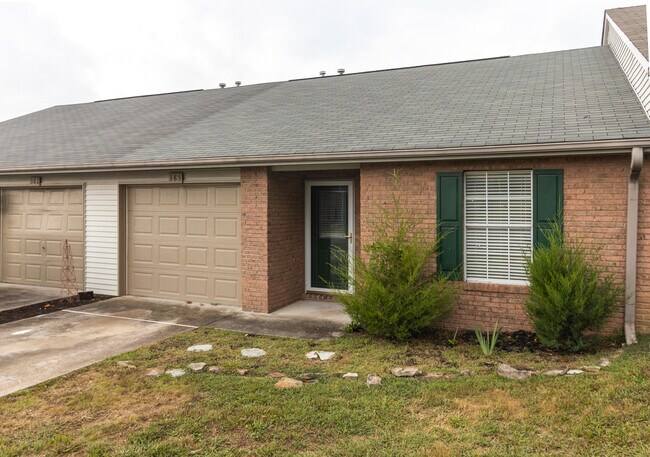 Primary Photo - 385 Hawthorne Oaks Way