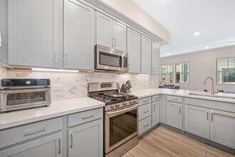Building Photo - 2 Bed 2 Bath (plus a den) Gala Condo