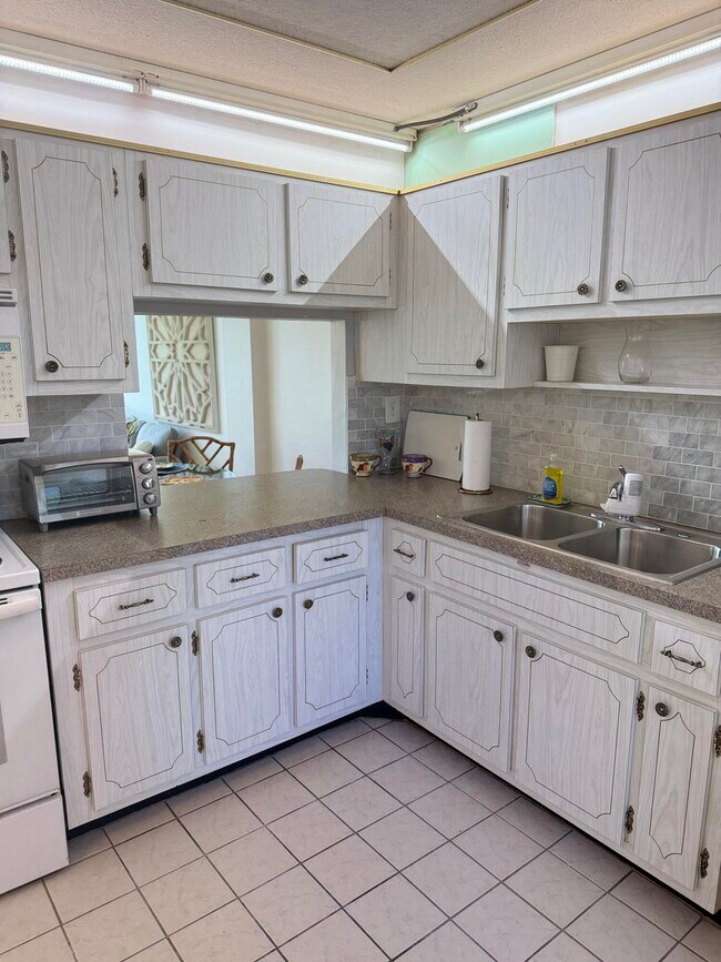 Building Photo - 2616 Garden Dr N
