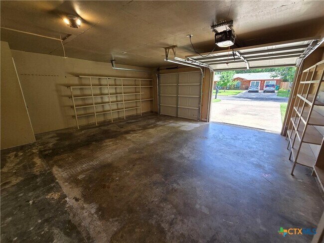 Building Photo - 205 E Cherokee Dr
