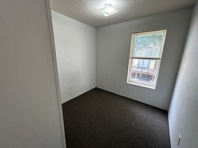 Building Photo - 3 Bedroom 2 Bath Trailer for Rent