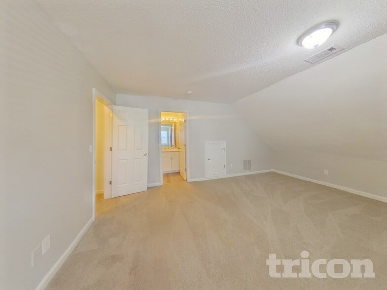 Building Photo - 496 Birchwood Dr
