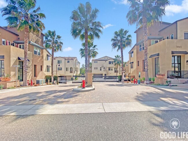 Building Photo - Beautiful 3B/3BA Townhome in Gated Communi...