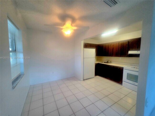 Building Photo - 4030 SW 61st Ave