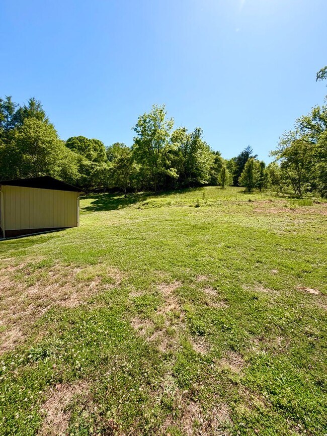 Building Photo - Adorable 2 bedroom farmhouse 10 minutes to Downtown Asheville
