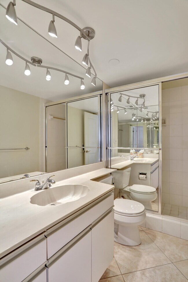 Building Photo - 1021 Hillsboro Mile