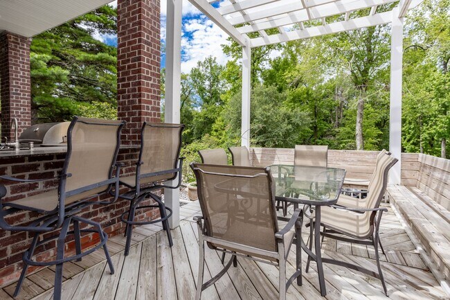 Building Photo - Historic Highland Road Beauty with Bayou V...