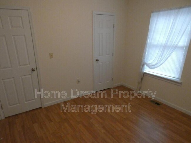 Building Photo - 930 Bryant Ave