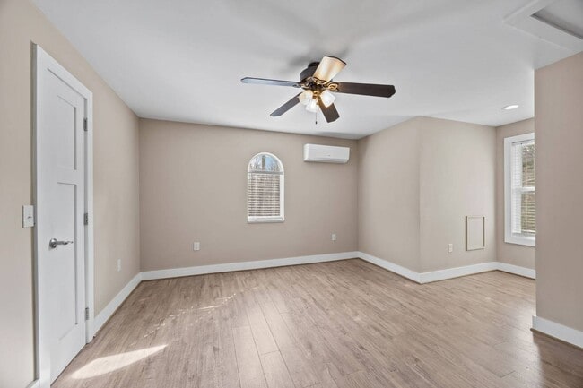 Building Photo - 251 Landwood Ln