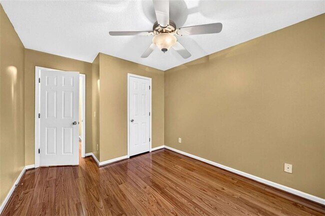 Building Photo - 744 W Vincent Dr