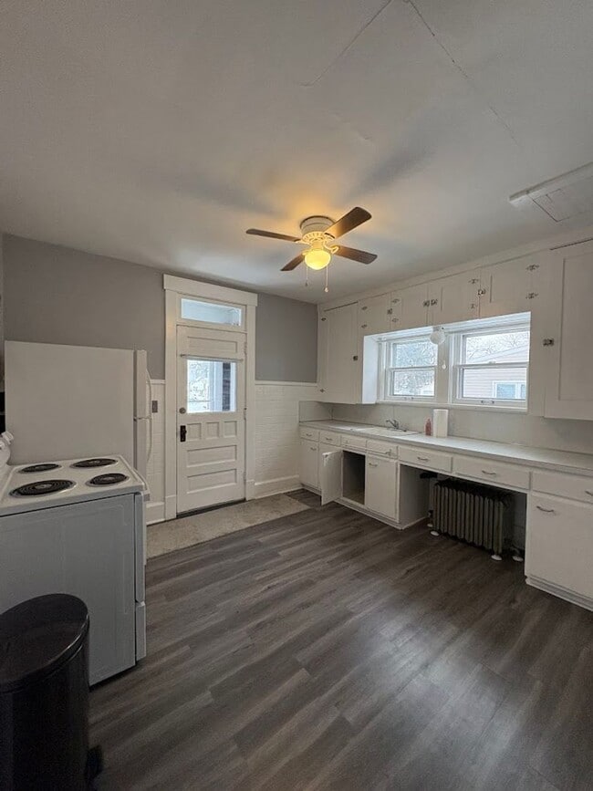 Building Photo - 1103 19th St NW