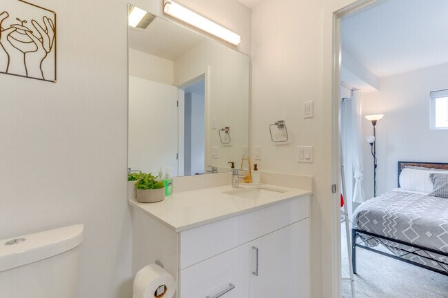 Building Photo - 128A W Florentia St