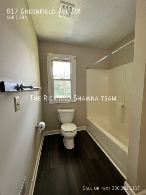 Building Photo - Large 4 bedroom home for rent with 2 baths...