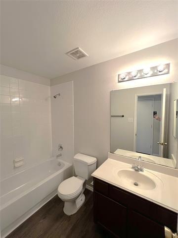 Building Photo - 1923 Pin Oak Ln