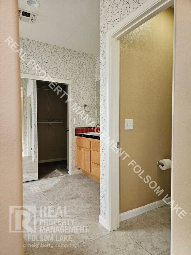 Building Photo - Lincoln Crossing Gated Community 3-Bedroom...