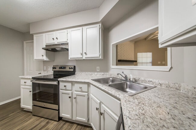 Building Photo - 6 Laramie Ln