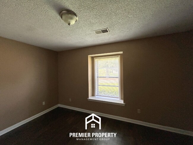 Building Photo - Beautiful 3BR/2BA Near Southwind | 1,681 Sq Ft, Vaulted Ceilings, Hardwood Floors & Garage