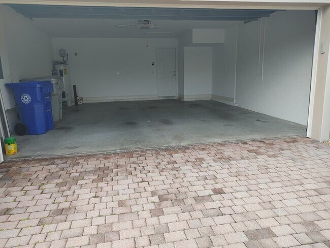 Building Photo - 1905 Grey Falcon Cir SW
