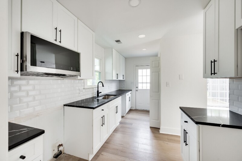 Building Photo - 520 Riverview Dr
