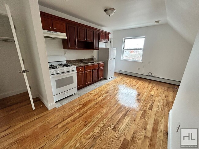 Primary Photo - Cozy 2 Bedroom North Bronx