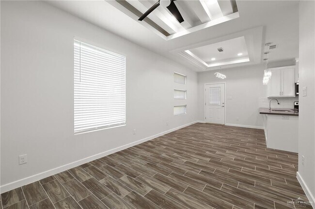 Building Photo - 30 Violet Ave W