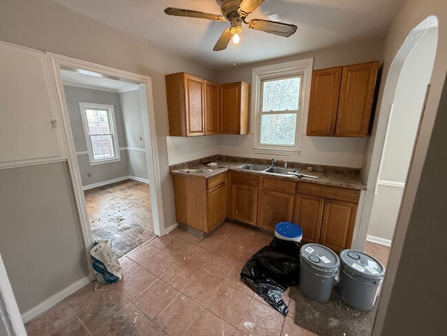 Building Photo - 3 BED 1.5 BATH SINGLE FAMILY HOME IN CLEVE...