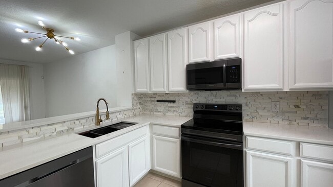 Building Photo - Charming,Pet Friendly 2 Bedroom, 2.5 Bath Townhome!