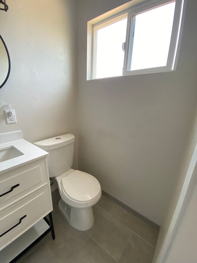 Building Photo - Renovated Beach house just a few blocks fr...