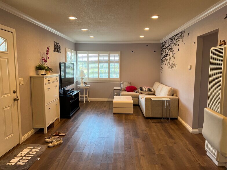 Primary Photo - 4814 Daisy St