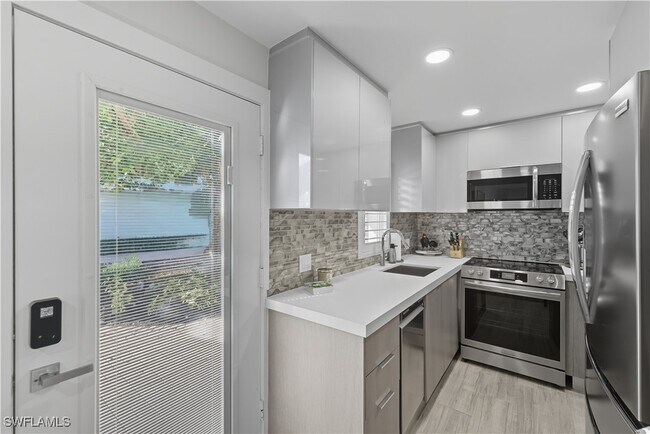 Building Photo - 609 12th Ave S