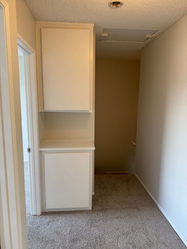Building Photo - 3 Bed + 1.5 Bath Townhouse