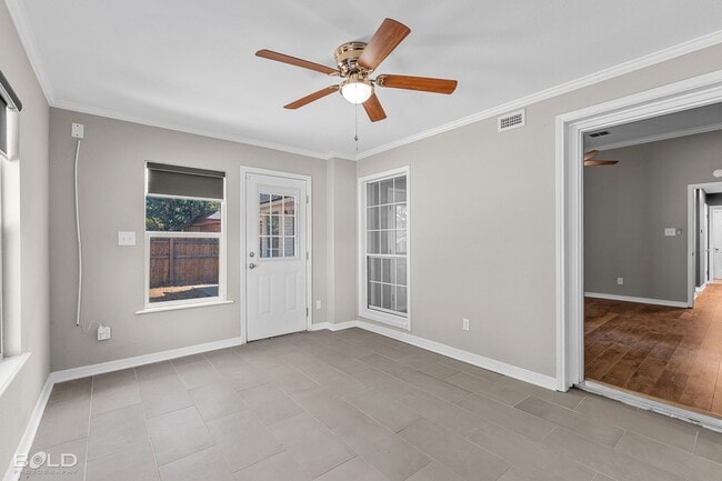 Building Photo - Check Out this 4 bed 2 bath