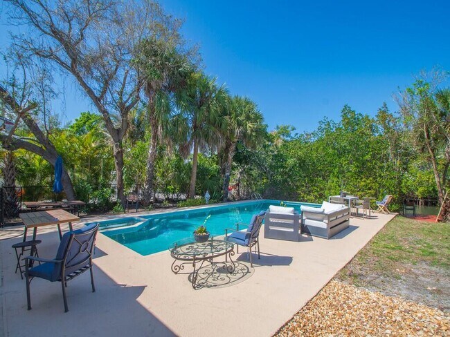 Building Photo - 527 E Causeway Blvd