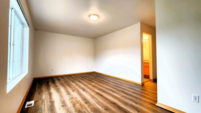 Building Photo - 3 bedroom 2.5 bathroom South Hill Charmer!