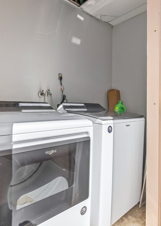 Building Photo - 4 Bedroom Condo for Rent in Ventura!