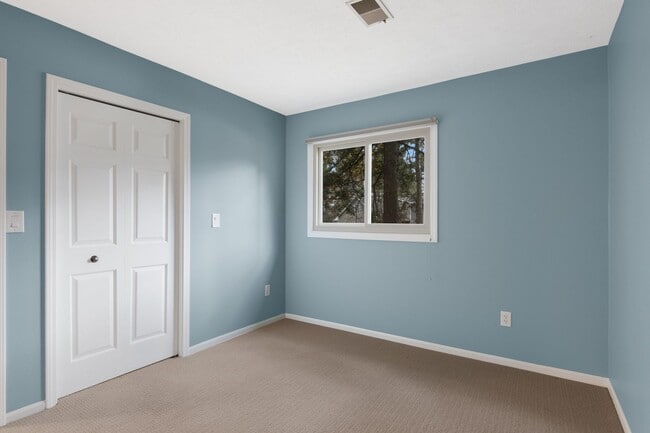 Building Photo - Charming Home at the Base of Old Mission Peninsula