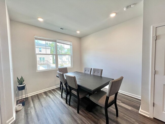 Building Photo - Stunning 3BD, 2.5BA Raleigh Townhome with ...