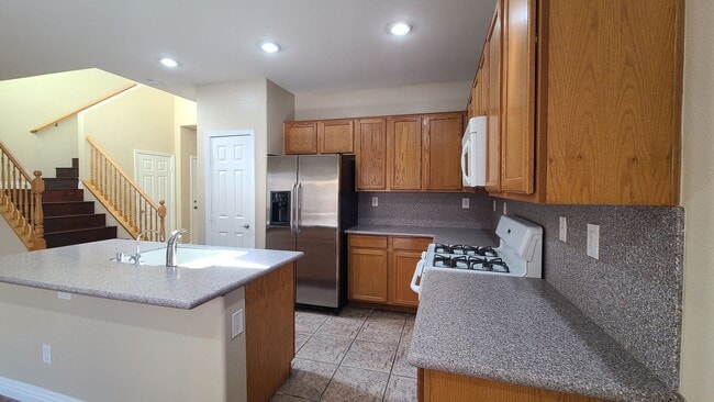 Building Photo - 3 Bedroom home located near Mountains Edge.