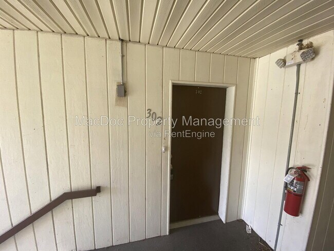 Building Photo - 100 Chesterfield Ln