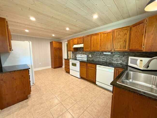 Building Photo - 202 Mayflower St