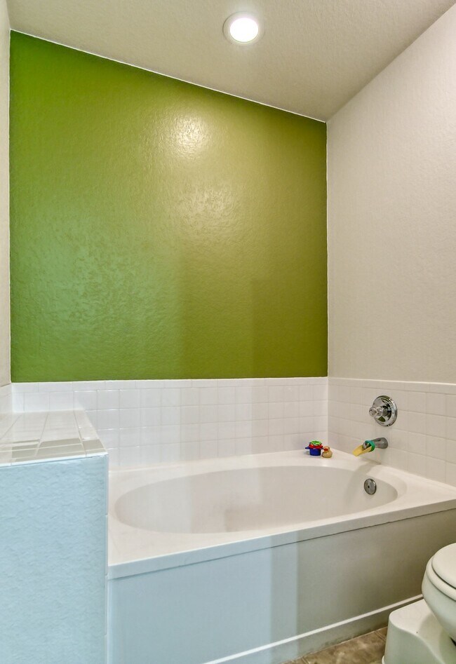 Building Photo - 16053 E Geddes Dr
