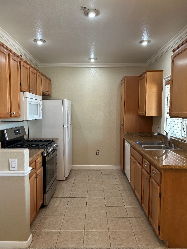 Building Photo - 7647 Mission Gorge Rd