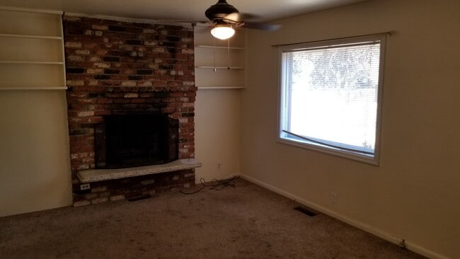 Building Photo - VIDEOTOUR: Don't Blink, This will be gone! PETS WELCOME