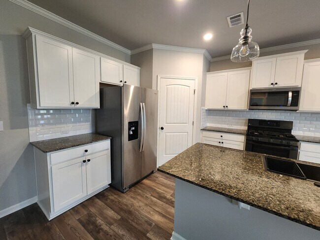 Building Photo - 5 Bedroom 3 Bath 2 Car Garage in Forsyth C...