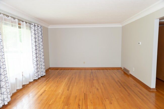 Building Photo - 10976 Shaker Dr