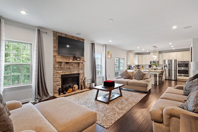 Building Photo - Luxurious 4 bedroom home in Jordan Pointe!